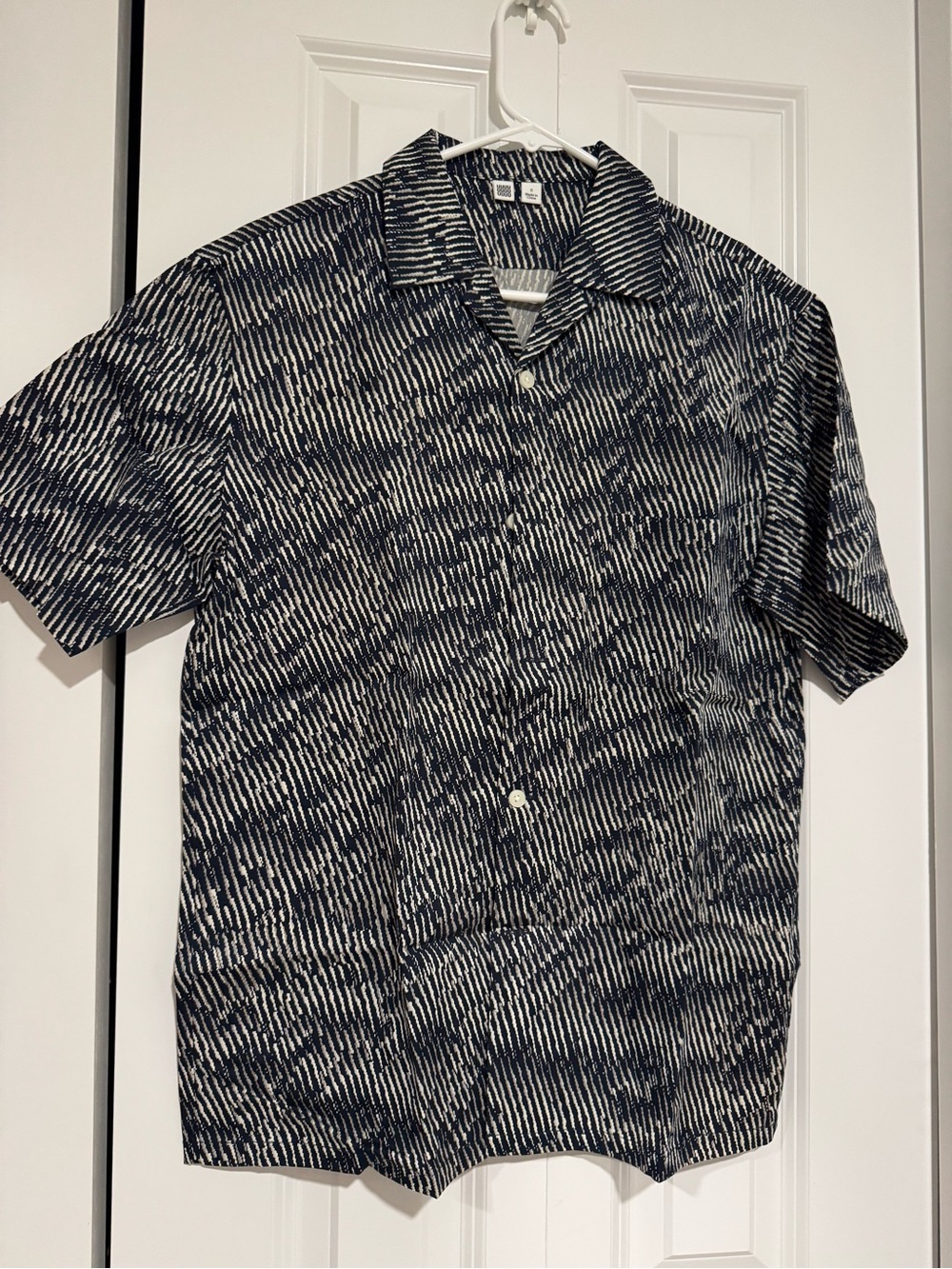 Uniqlo - New, Men's black Patterned Short-Sleeve Button-Up Shirt